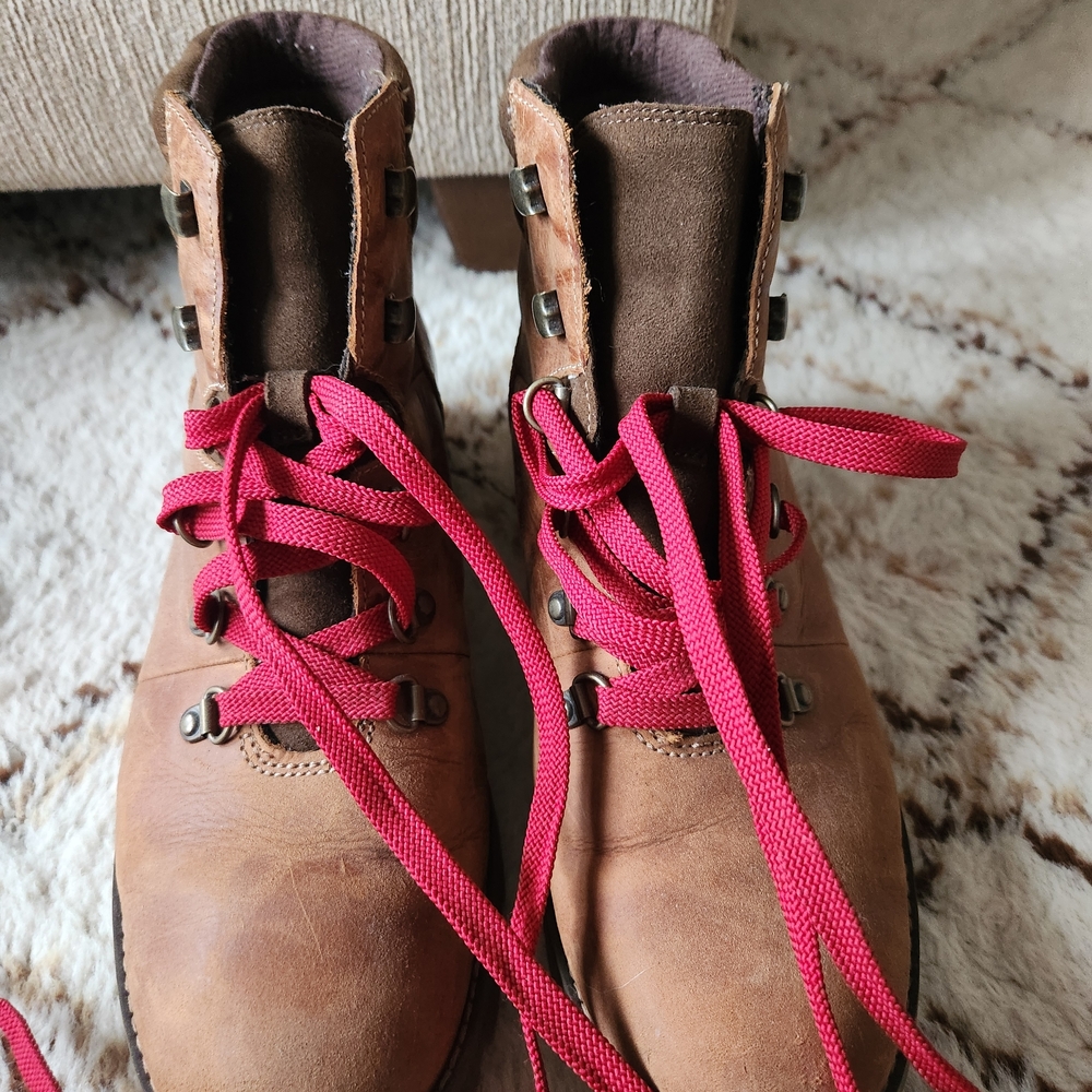 Timberland Brown Leather Boots with Red Laces - Picture 2 of 5